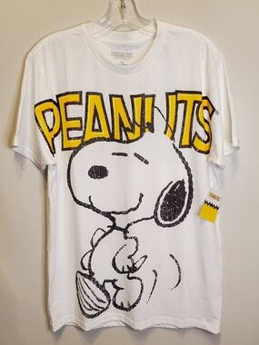 285. NWT. Peanuts Snoopy Graphic T-Shirt